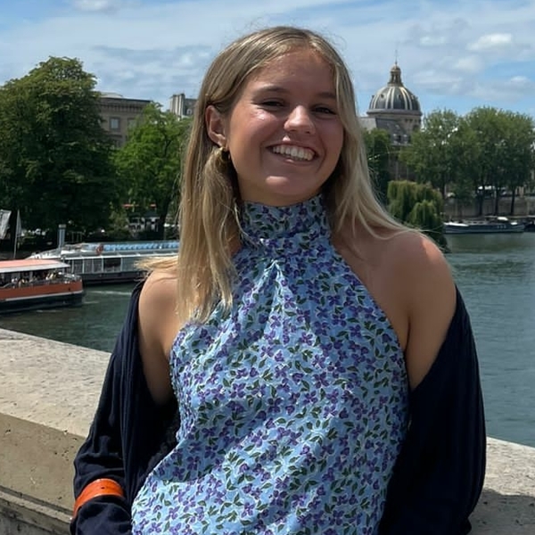 Hi! My name is Lucía Gómez and I'm 18 years old. I'm from Bilbao, Spain and I would love to teach Spanish to children in a interactive and fun way.