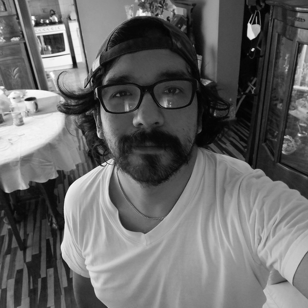 Estudié Psicologíay me gusta mucho los idioma, música y cine. Toco la guitarr, el bajo y siempre trato de ser muy emático y claro cuando me comunico con los demás.