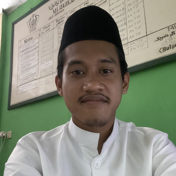 Berpengalaman Mengajar Sekolah Dasar. Lulusan Pondok Pesantren Qotru  Nada. Menempuh Pendidikan Bahasa dan Sastra Arab di Universitas Islam Negeri Jakarta