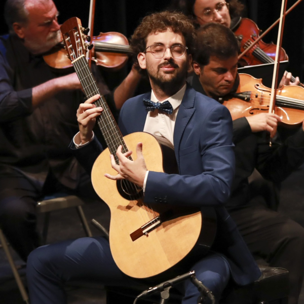 Concertista ganador de 20 premios internacionales ofrece clases de guitarra clásica en Córdoba u online