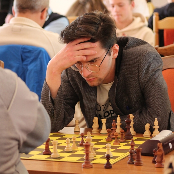 Indywidualny trening szachowy dla początkujących do II kategorii szachowej. Nauka szachów on-line lub na terenie Krosna . Nazywam się Kacper, mam 20 lat i jestem aktywnym graczem od 2018 roku.