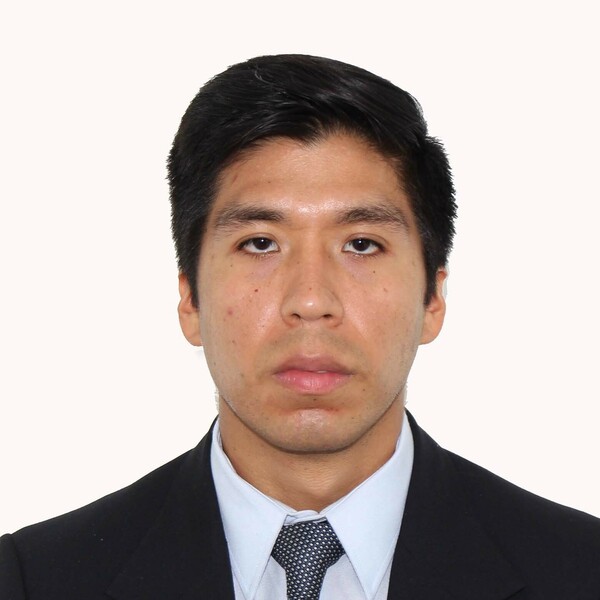 Soy Egresado en Bachiller en “Ciencias del Deporte”, de la Universidad Alas Peruanas – UAP. Capacitado en Entrenamiento de Tenis de Campo, Entrenador Personal, Nutrición Deportiva, Entrenamiento Funci