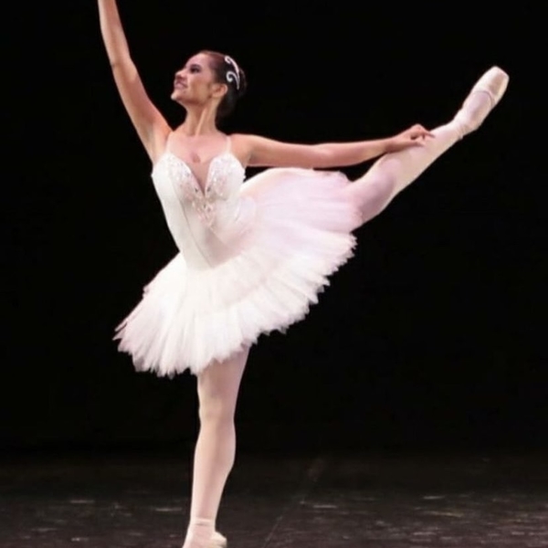 As fornada pela Royal academy em ballet clássico, com formação em jazz e contemporâneo. Metodologia própria e descontraída
