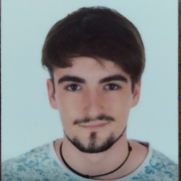 Hola, soy Carlos, tengo 20 años y tengo el título de bachillerato en artes y actualmente estudio el superior de música en Castellón.