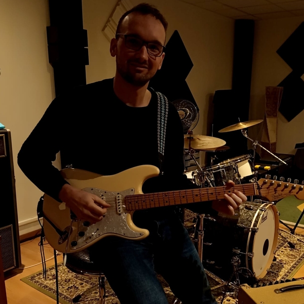 Je propose des cours particuliers de guitare à domicile / extérieur.   Fort d'une expérience de 18 ans je mets à disposition mon matériels (Guitares électrique / classique, amplificateur, pédales d'ef