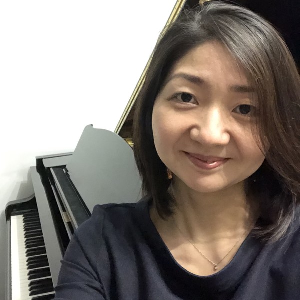 Pianiste concertiste japonaise diplômée donne des cours de piano pour tout âge