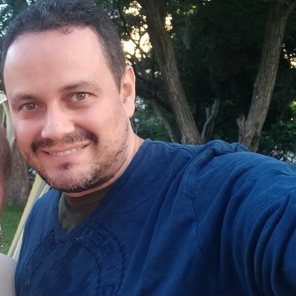 Brasilero docente desde el 2008 dicta clases de portugués con material de apoyo