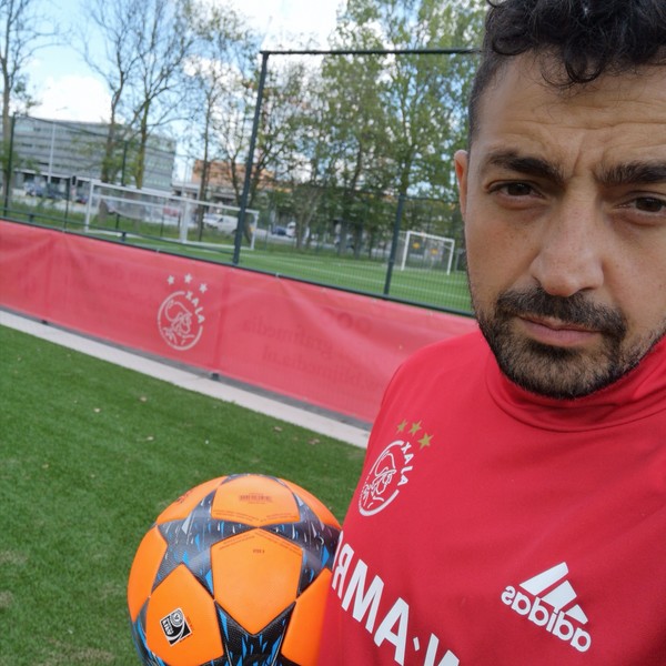 UEFA A coach(voetbal) geeft les aan spelers en trainers die willen proffessionaliseren.