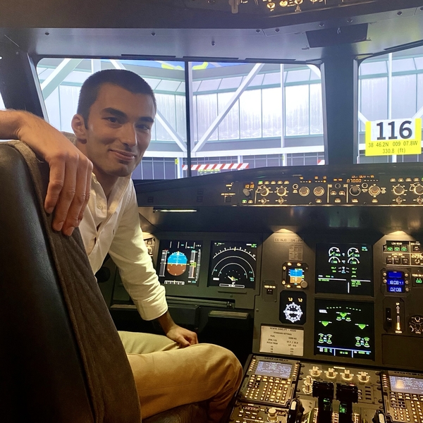 Piloto-estudante de linha aérea com formação na área da física e matemática.