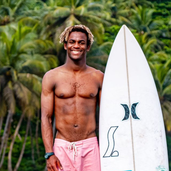 Surf Coach e Surfista Profissional com mais de 12 anos de experiência, Pentacampeão de São Tomé e com várias presenças no WQS. Para todos os níveis de Surf. Surf Leve-Leve...