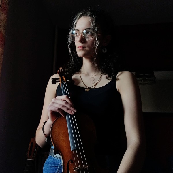 Étudiante en musicologie classique ,je suis passée par un bac spécialité Musique. J'étudie en parallèle le violon au conservatoire.