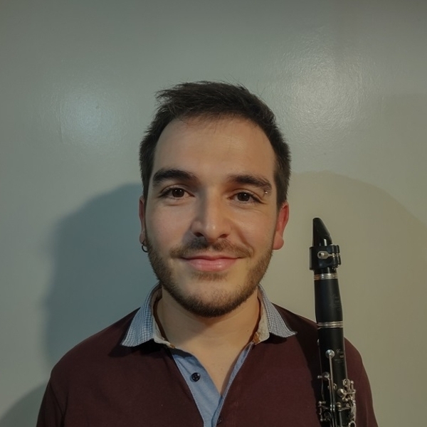 Profesor de clarinete online y presencial listo para desarrollar tus habilidades musicales