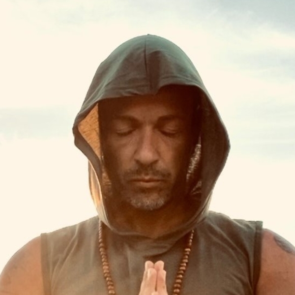 Envie de reconnecter votre esprit à votre corps avec un prof de Hathayoga certifié Yoga Alliance et diplômé en reiki? Contactez-moi