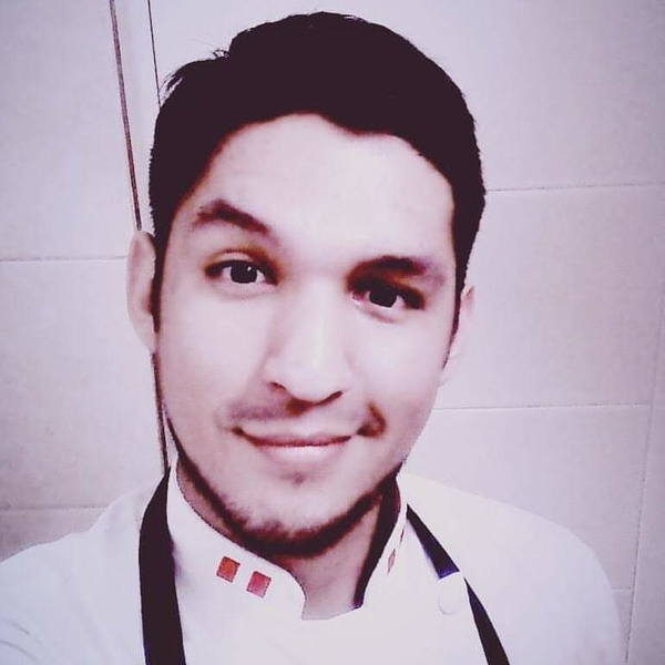 Hola soy el profesor Oscar, docente de gastronomía con una gran escuela en la selva peruana amplia experiencia con ganas de poder enseñarle con mucho gusto.  Bienvenidos a clase.