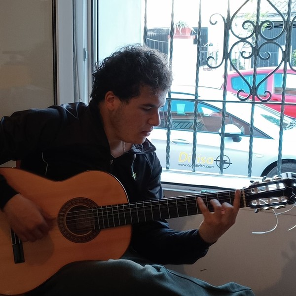 Estudiante de grado profesional enseña guitarra flamenca, experiencia más de 10 años