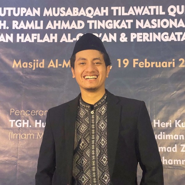 Mahasiswa UIN Syarif Hidayatullah Jakarta jurusan Fakultas Dirasat Islamiyah. Berpengalaman mengajar ngaji baik private maupun di sekolah formal. Menggunakan metode pengajaran yang disesuaikan dengan 