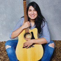 Chica con 10 años de experiencia da clases de guitarra y canto a domicilio en cualquier parte de Madrid