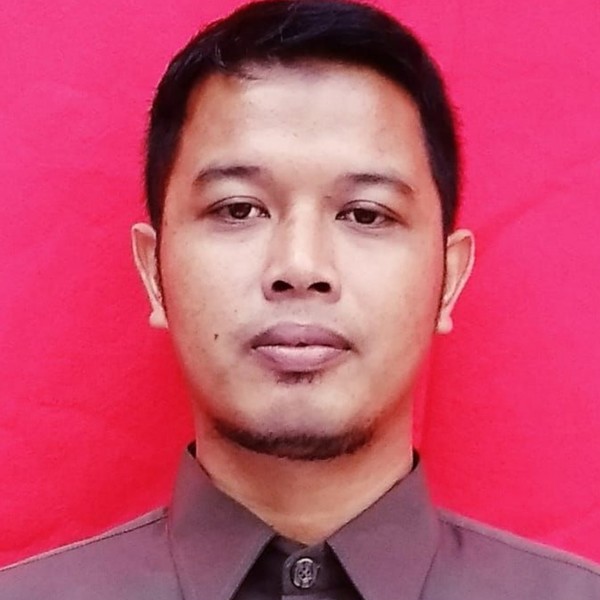 Lulusan FKIP BAHASA DAN SASTRA INDONESIA. Bekerja sebagai guru di sekolah islam. serta mengajar Taman Pendidikan Alquran di Masjid