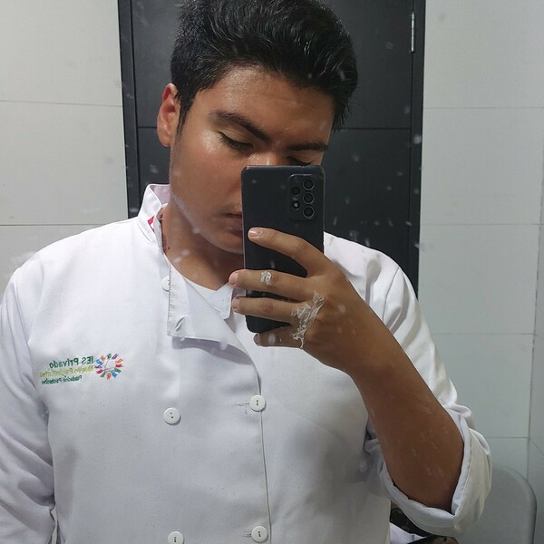 Estudiante de gastronomía en una de las mejores escuelas culinarias de Lima (Perú), experiencia en pastelería y cocina Peruana