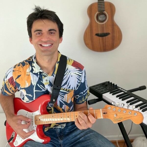 Guitarrista de jazz y música popular da clases online y a domicilio en Santiago. Nueve años de experiencia enseñando distintos géneros y técnicas en guitarra eléctrica y acústica