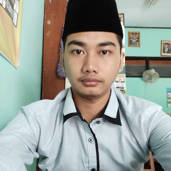 Lulusan pondok pesantren Alquran Nurul Furqon Cibinong dan berprestasi di ajang MTQ sekarang sedang menempuh di universitas Islam kadiri