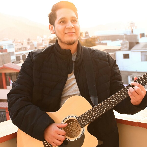Músico profesional con 10 años de experiencia en la enseñanza musical a domicilio de guitarra, ukelele, bajo, piano, violin, canto, etc