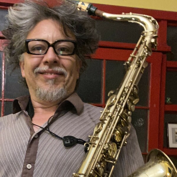 Saxofonista, flautista y profesor de música por más de 30 años. Magister en Artes Musicales y director de Escuela de Música Enarmonía (Chile)
