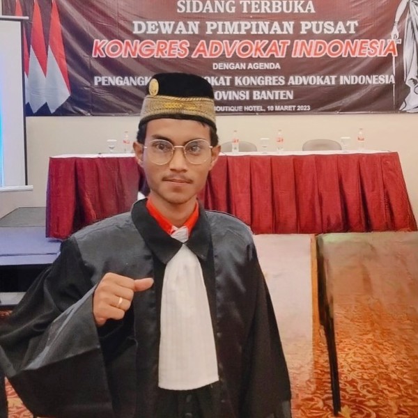 Lulusan Strata 1 terbaik di kampus STIH Dharma Andigha Bogor,  pada tahun 2019. Dan mendapat banyak piagam penghargaan atas banyaknya prestasi.