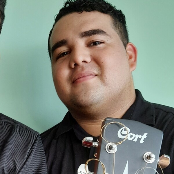 Soy profesor de canto, guitarra acústica, guitarra eléctrica y de bajo electrico.  Estoy en Trujillo Perú tengo más de 15 años de experiencia contactame.