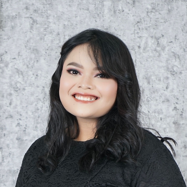 Lulusan pendidikan bahasa Inggris, Widya Mandala Surabaya Pengalaman mengajar di WIMAKIDS, Sedang menempuh magister pendidikan Bahasa Inggris di Universitas Satya Wacana Salatiga