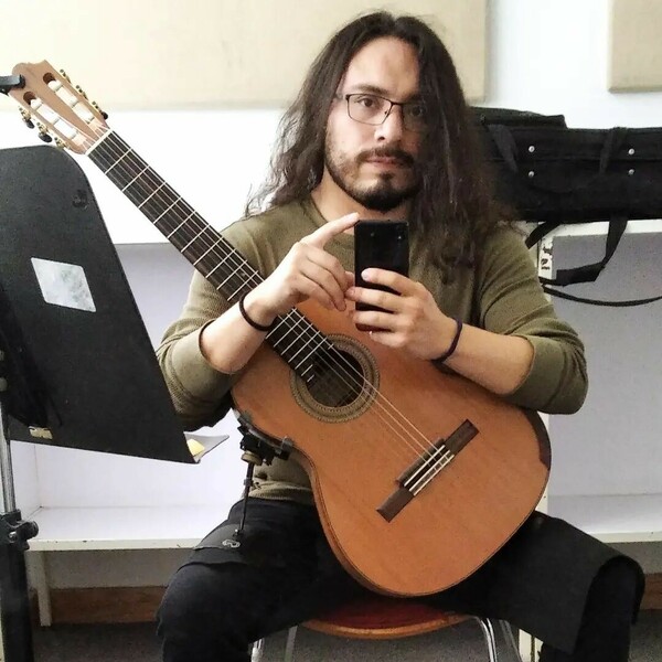 Estudiante de guitarra clásica de la Escuela Superior de Música del INBA, integrante de la orquesta de guitarras de la ciudad de México.Ofrezco clases de guitarra clásica, guitarra eléctrica, solfeo y