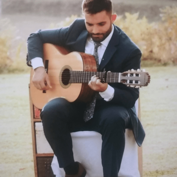 Aprendizaje y perfeccionamiento de la guitarra flamenca y  guitarra clásica con Abraham Lojo. Metodología exclusiva.