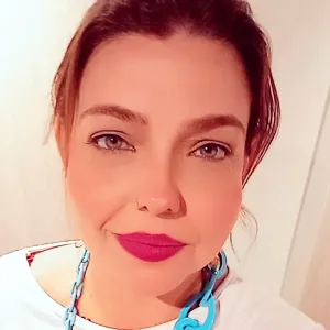 Lívia - Prof de tarologia - Niterói