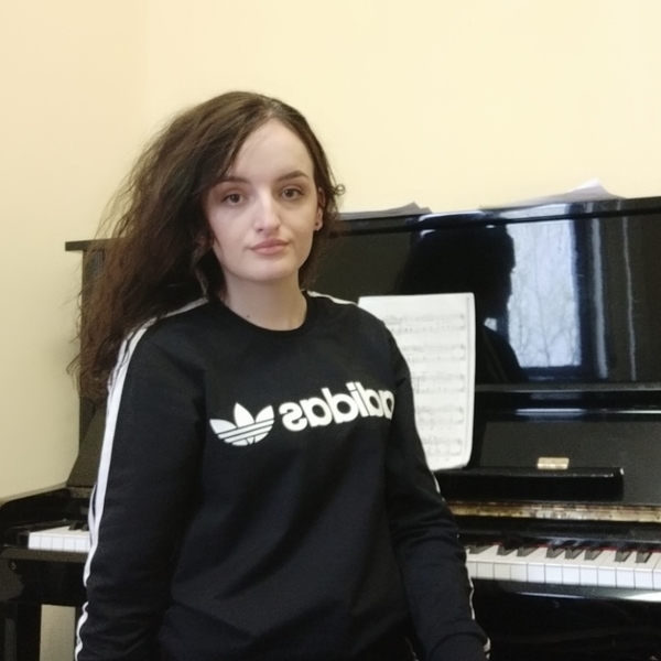 Allieva di Conservatorio propone lezioni di Canto e Piano per bambini piccoli