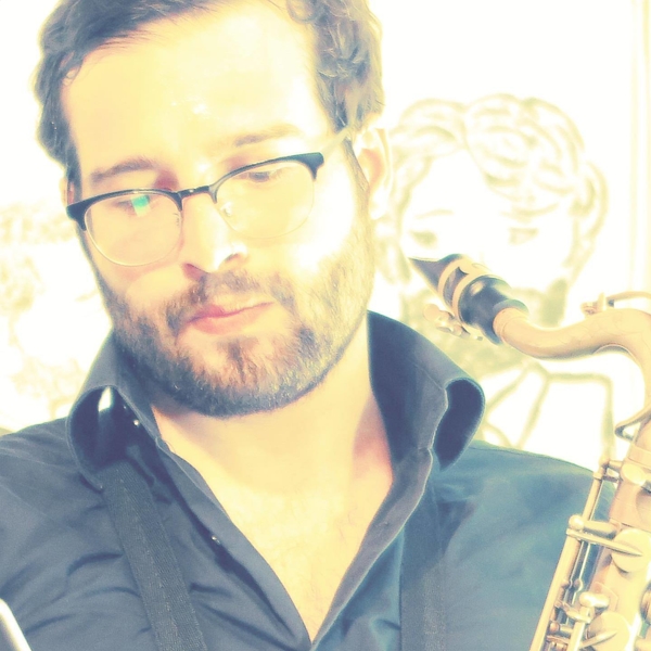 Sassofonista diplomato offre lezioni di sax, musica d'insieme, improvvisazione e teoria musicale a Milano - zona Piazzale Istria e online.