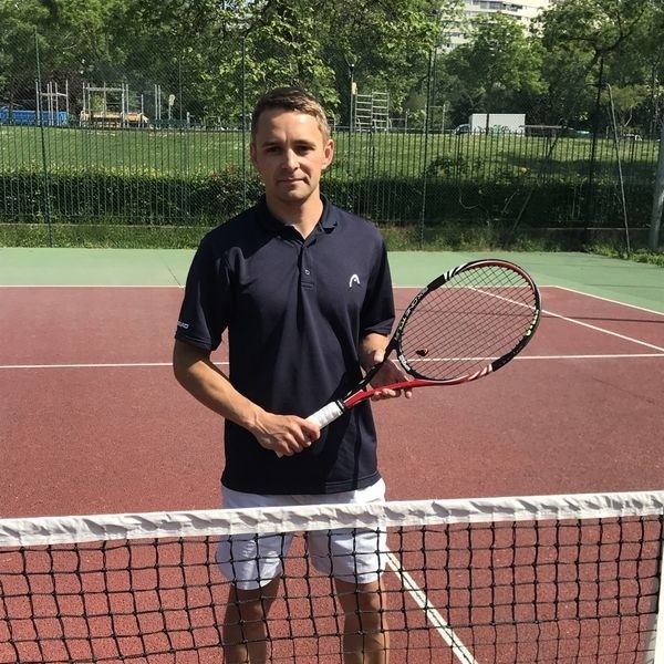 Cours particuliers de tennis a Paris pour les adultes et les enfants