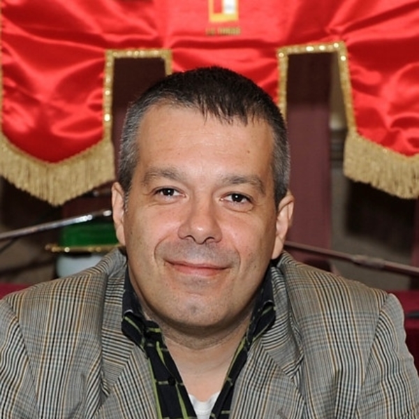 Maestro internazionale di scacchi con 40 anni di esperienza, Medaglia di Bronzo Olimpiadi di Novi Sad 1990 . impartisce ormai da più di 27 anni lezioni private, sia di persona che online. Tra i suoi a