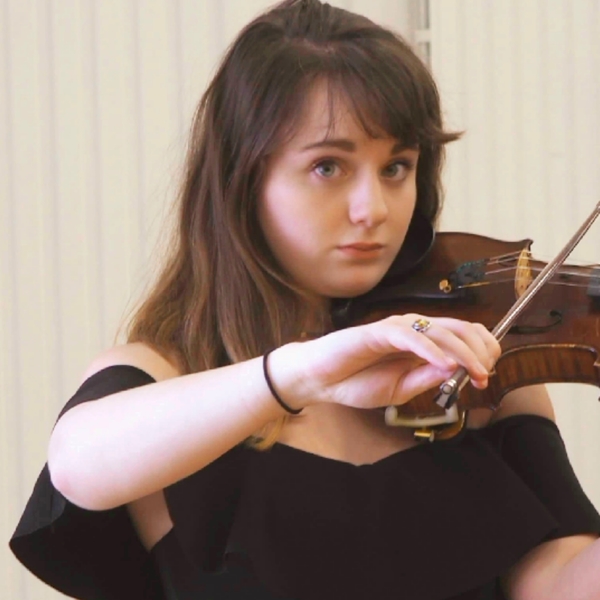 Étudiante au cnsm de Lyon en Master, donne des cours de violon et solfège à des personnes de tout niveaux et tout âges