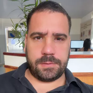 Eduardo - Professor de química - Centro