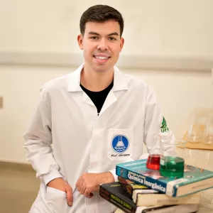 Giordane Miguel - Professor de química - 