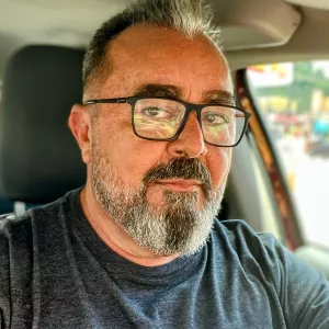 Dedé - Prof de marketing - Caraguatatuba