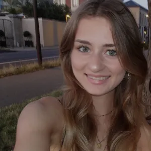 Lena - Prof de SVT - Versailles