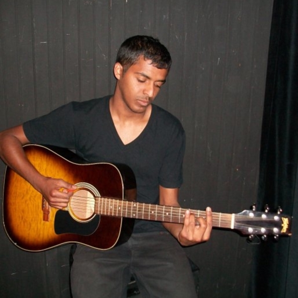 Sela, chanteur/guitariste diplômé , vous propose des cours de chant et de guitare.