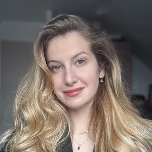 Laura - Prof de droit - Paris