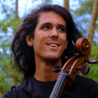 Diplomé du conservatoire enseigne le violoncelle pour tous les niveaux et tous les profils.