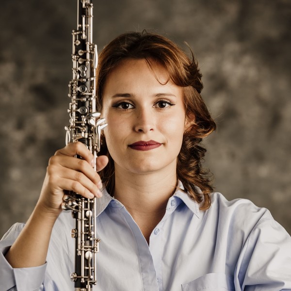 Oboista with professional studies teaches Oboe classes at any level and from Bassoon to beginners.