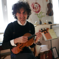 Compositeur et musicien donne des cours de piano, violon, guitare ainsi que des cours de composition et d'improvisation à Bordeaux.