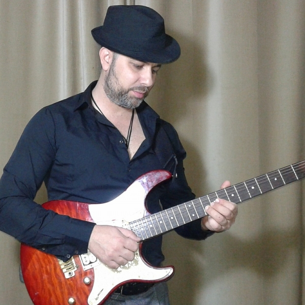 Musicista-insegnante professionista offre lezioni di chitarra Pop, Blues, Soul ,Rock, Funky, Fusion, Smooth jazz e teoria a Catania , presso studio privato.