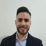 Gustavo - profesor de economía - 