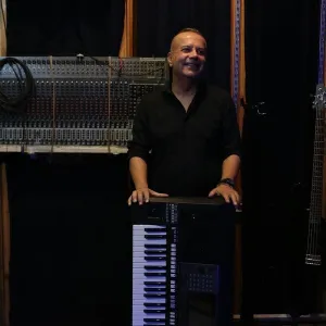 Metin - Gitar öğretmeni - İzmir
